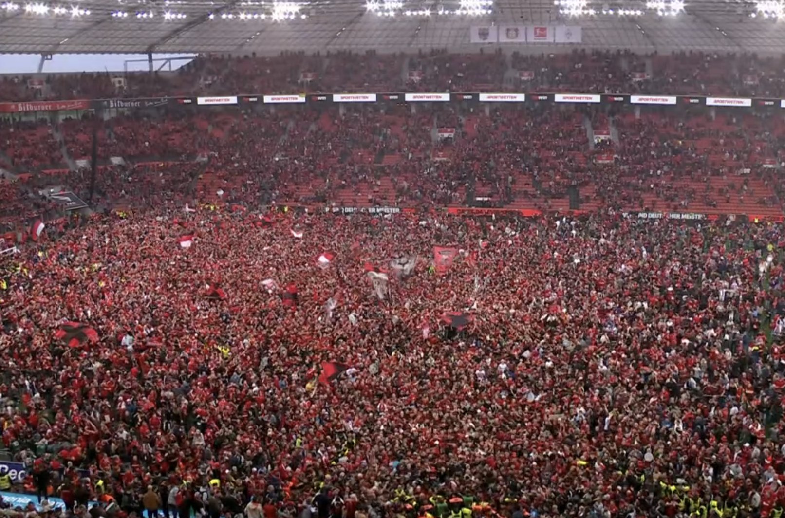 Szaleństwo w Leverkusen! Tysiące kibiców na murawie, sędzia musiał skończyć mecz! [WIDEO]