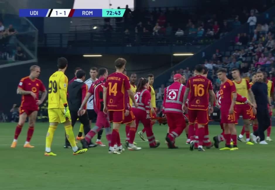 Przerwany mecz Serie A! Chwile grozy w Udine, piłkarz AS Romy zniesiony z boiska [WIDEO]