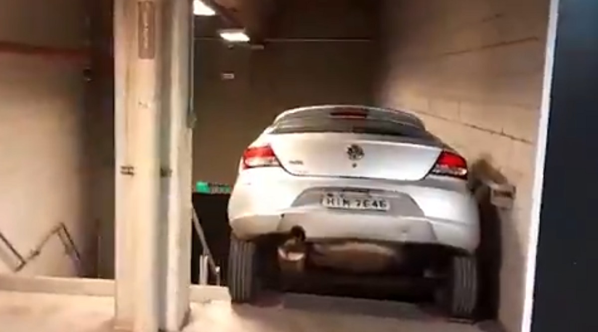 Kibic stracił kontrolę. Szokujący incydent wewnątrz stadionu [WIDEO]