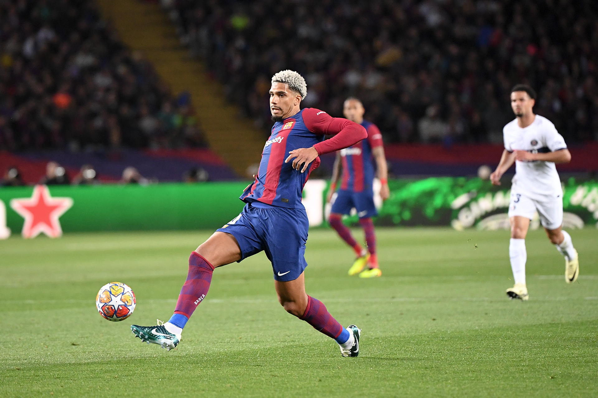 Kluczowe rozmowy dla przyszłości Araujo. Piłkarz FC Barcelony uchylił rąbka tajemnicy