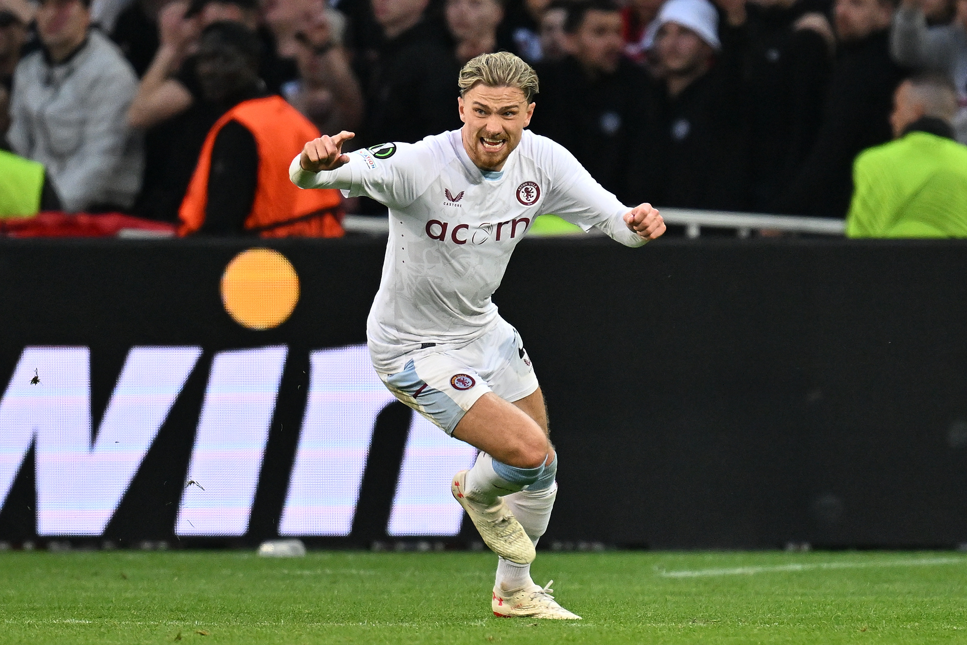 Cash uratował Aston Villę! Gol Polaka w ćwierćfinale Ligi Konferencji [WIDEO]