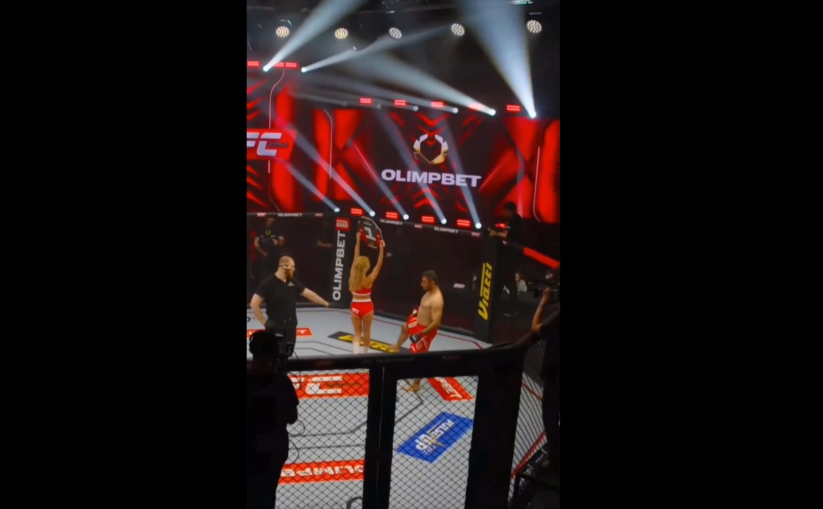 Nie do wiary, jak potraktował ring girl. Wyrzucono go z federacji [WIDEO]
