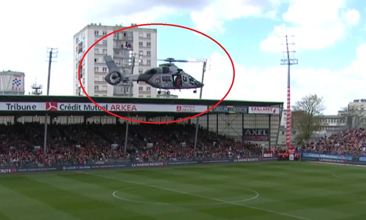Helikopter wleciał na stadion. Sceny przed meczem Ligue 1 [WIDEO]