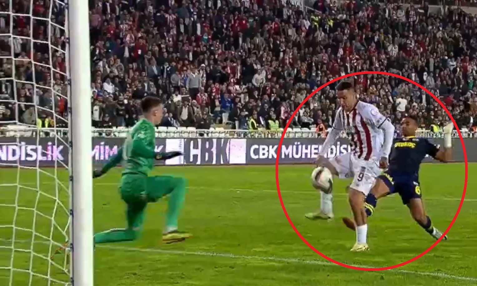 Kapitalny gol byłego gracza United i wielka kontrowersja. Tak klub Polaka traci mistrzostwo? [WIDEO]