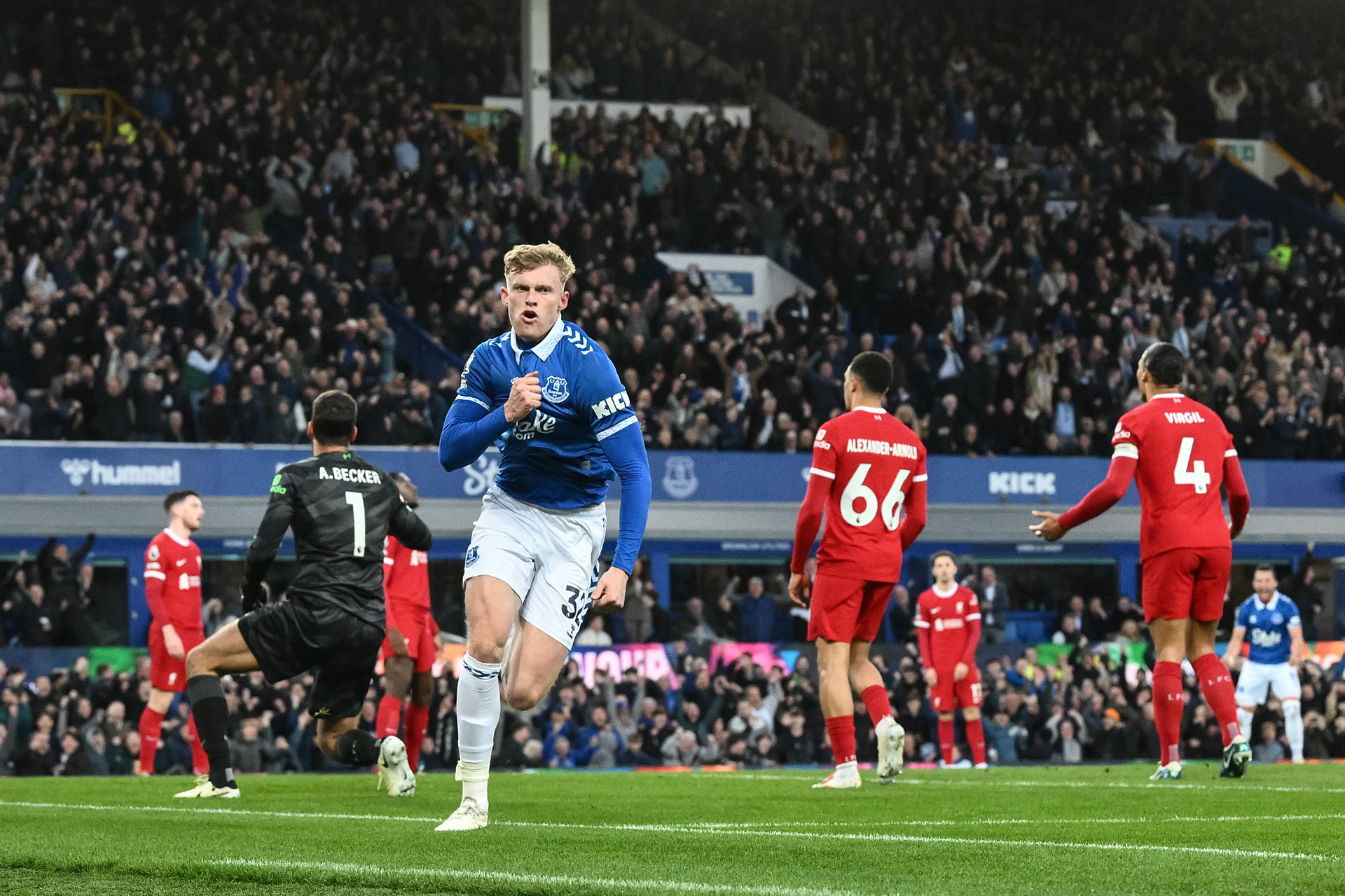 Mistrzostwo odjeżdża Liverpoolowi! Potężny cios od Evertonu [WIDEO]