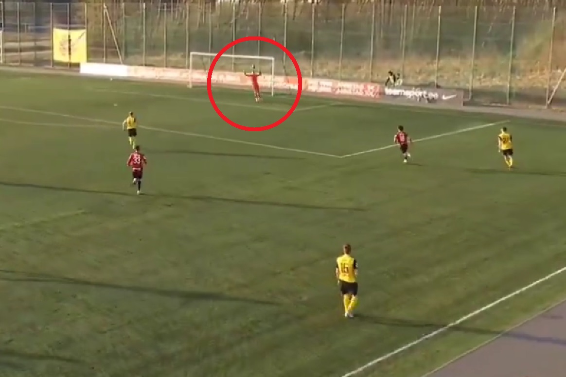 Ależ przelobował bramkarza. Tyle, że własnego. Kuriozalny gol [WIDEO]