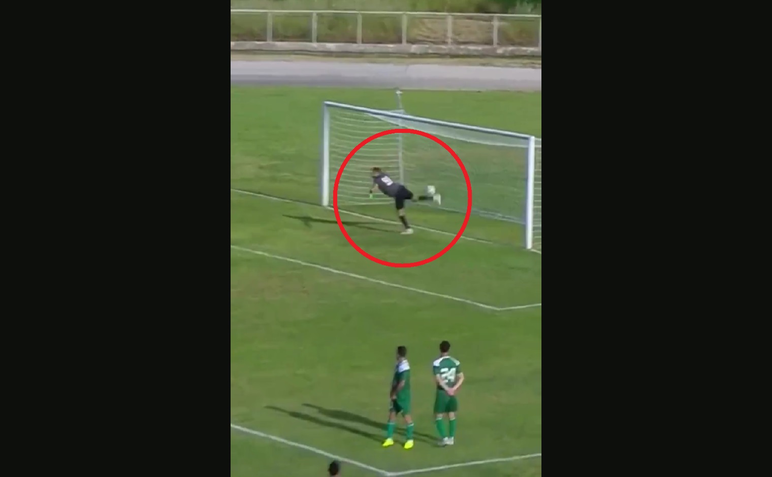 Zrobił to prawie jak Higuita. Niebywała obrona [WIDEO]