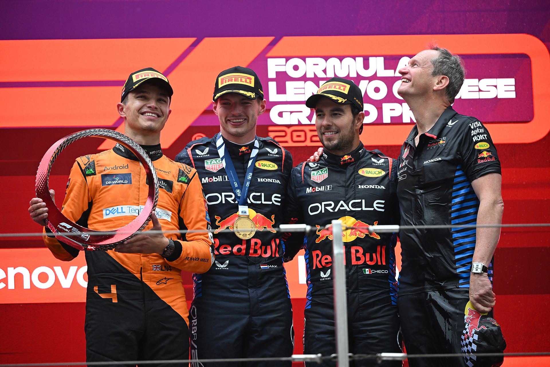 Piękny prezent kierowcy F1. Rozdał dwa tysiące butelek [WIDEO]