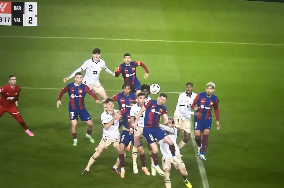 Niesłuszny gol Lewandowskiego? "Podniósłbym chorągiewkę" [WIDEO]