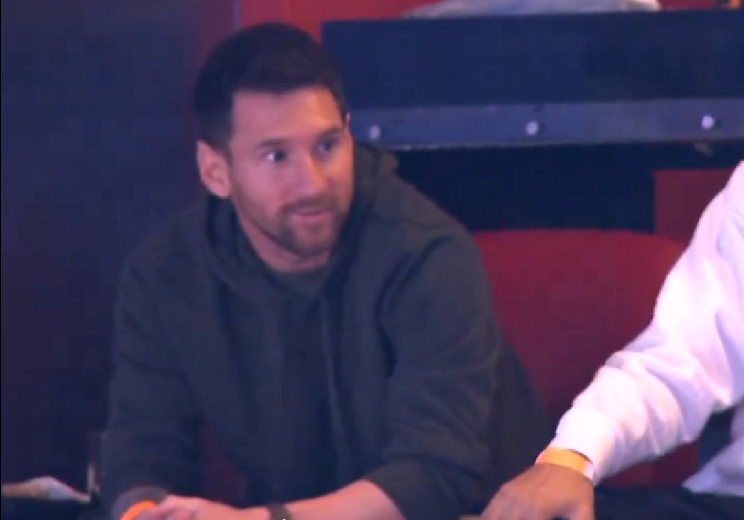 Messi przyłapany na trybunach. Obejrzał srogi łomot [WIDEO]