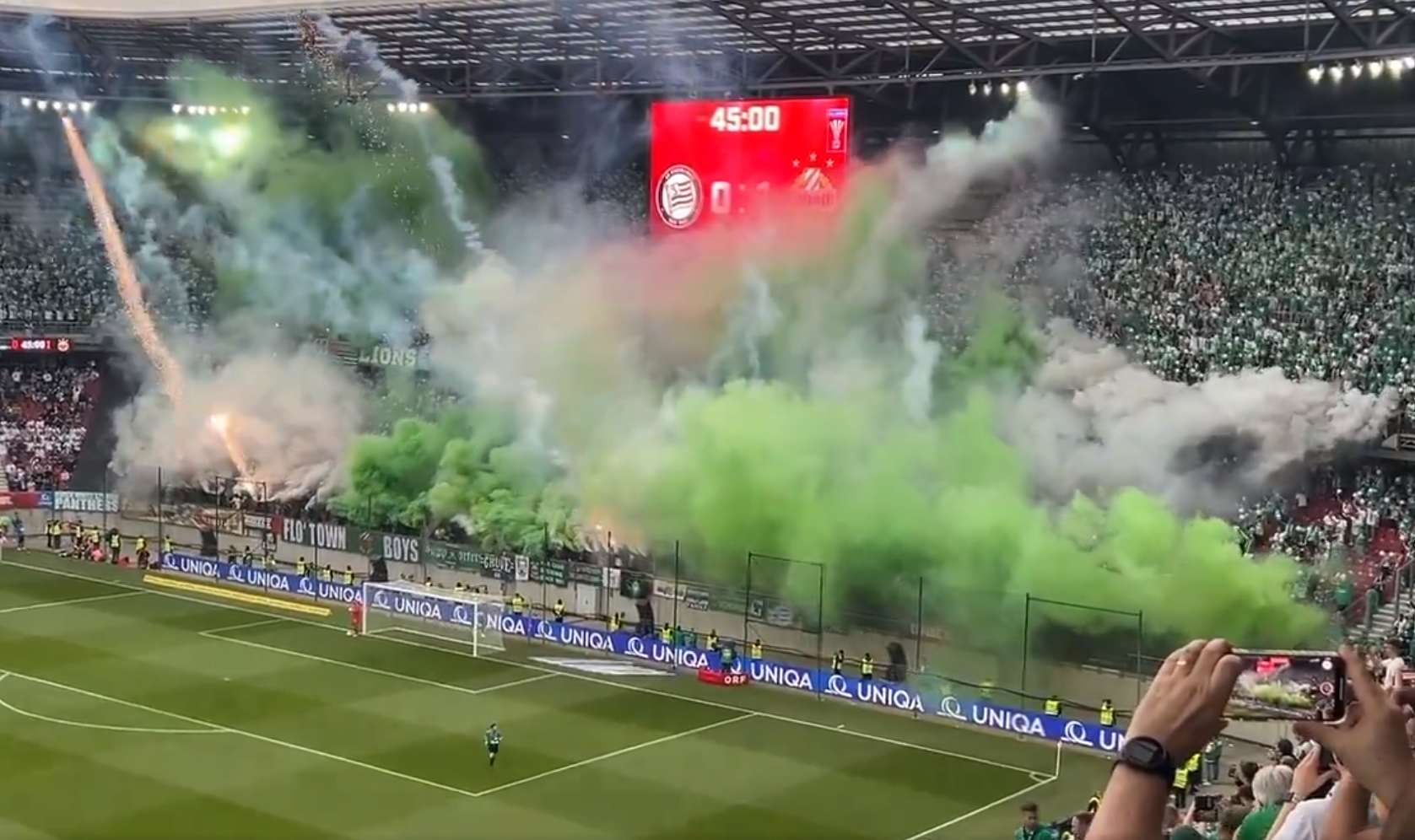 Trybuny zapłonęły. Kibice zrobili show w meczu na szczycie [WIDEO]
