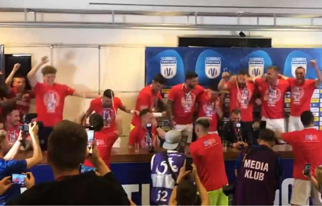Piłkarze Wisły wtargnęli na konferencję. Trudno im się dziwić [WIDEO]