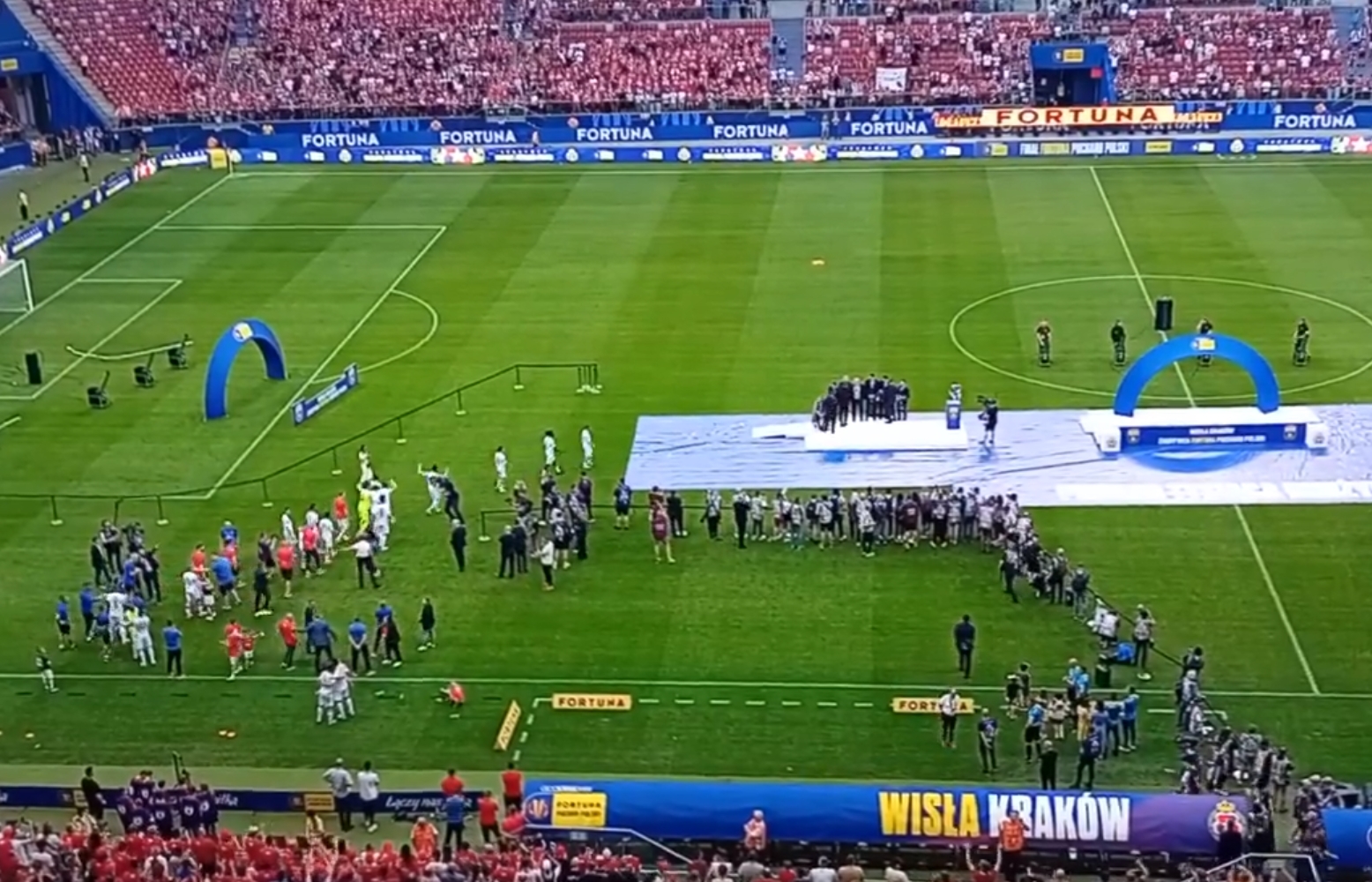 Tak kibice Wisły zachowali się wobec Pogoni. Piękne sceny [WIDEO]