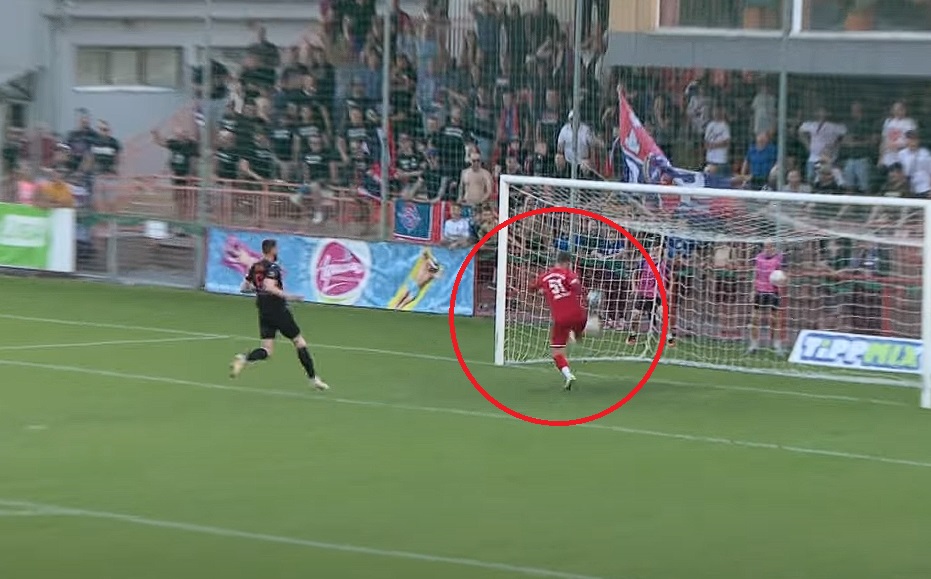 Piłkarskie jaja. Kuriozalny samobój w meczu o awans [WIDEO]