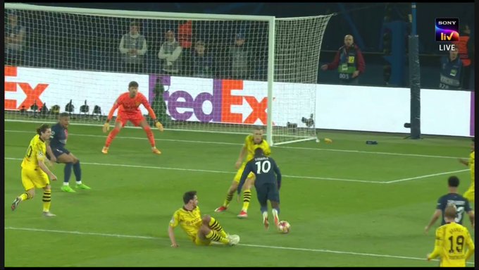 Kontrowersja?! Piłkarze PSG domagali się karnego [WIDEO]