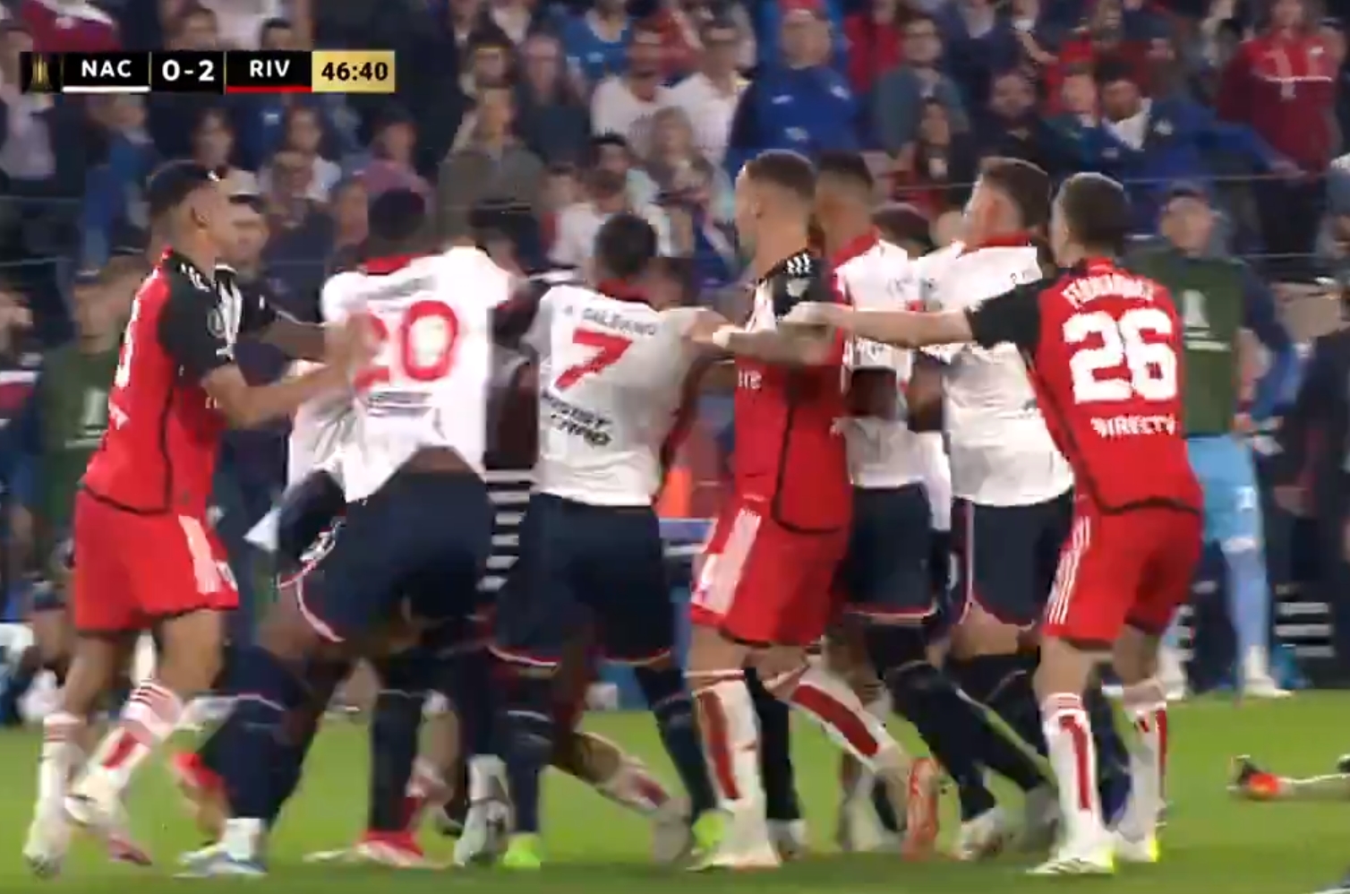 Koszmarny faul, potem gigantyczna awantura na murawie. Ale co zrobił sędzia?! [WIDEO]