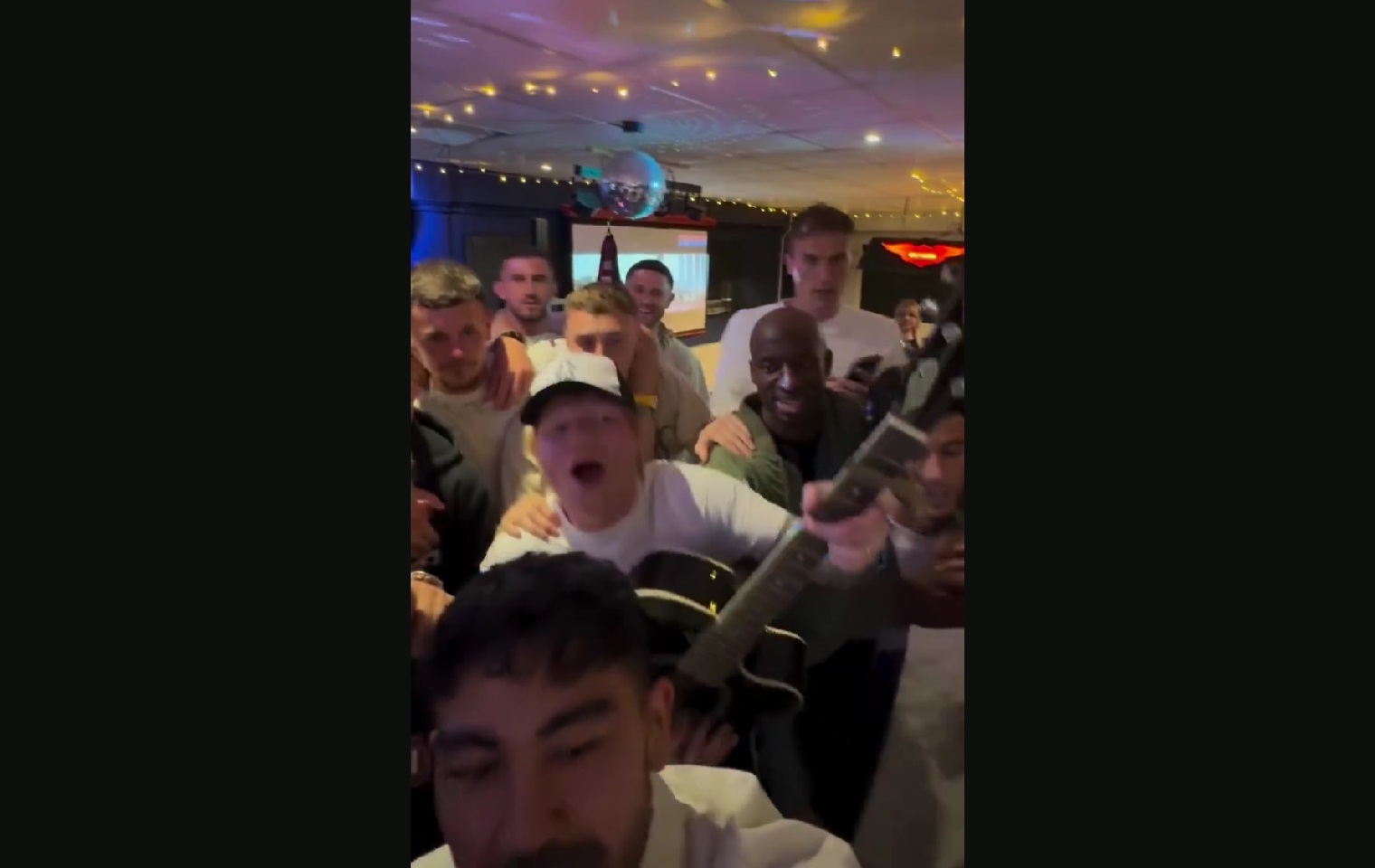 Gwiazdor estrady świętował z piłkarzami. Co za sceny po awansie [WIDEO]