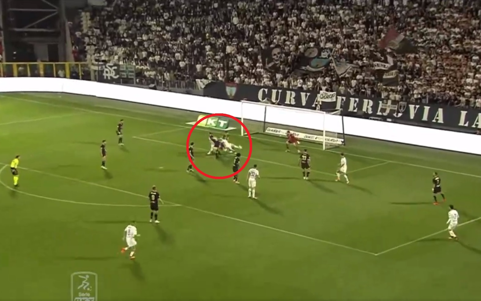 Polak bohaterem zespołu! Uchronił klub przed spadkiem [WIDEO]