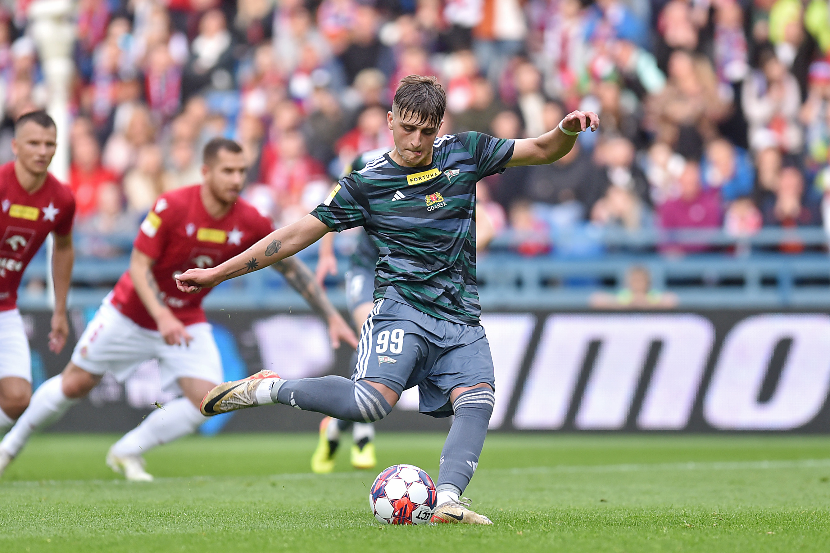 Latem ich awans byłby sensacją, nie mieli piłkarzy na mecz. Dziś świętują