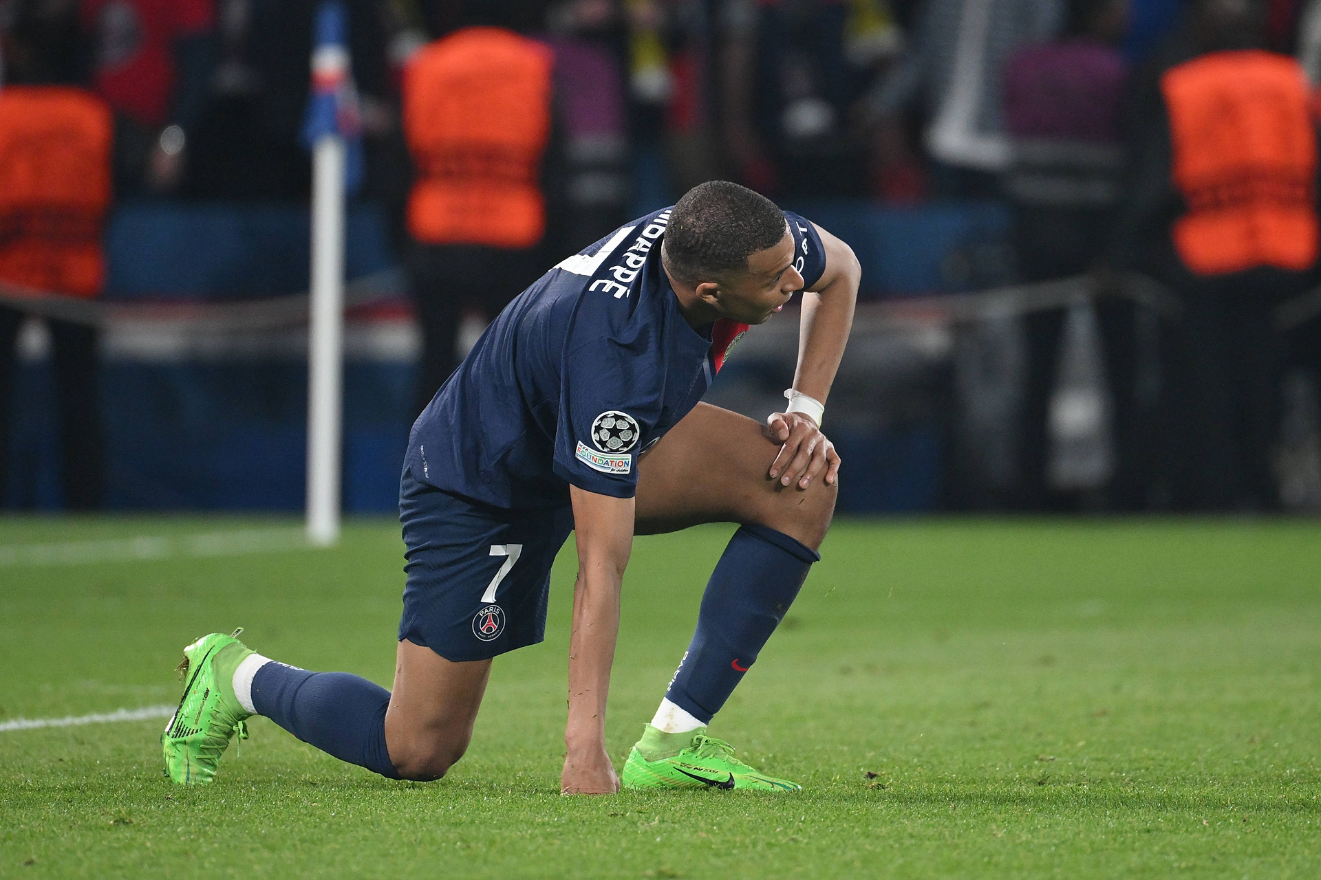 Kibice PSG mają dość Mbappe! Sceny przed pożegnalnym meczem [WIDEO]
