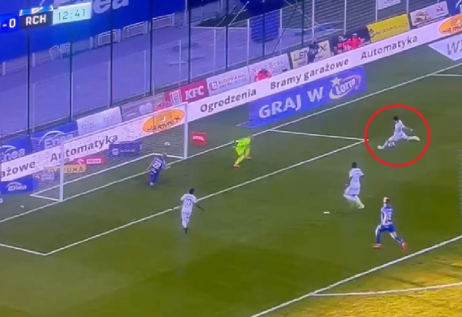 Co za pudło w Ekstraklasie! Biegł sam przez pół boiska, potknął się w polu karnym [WIDEO]