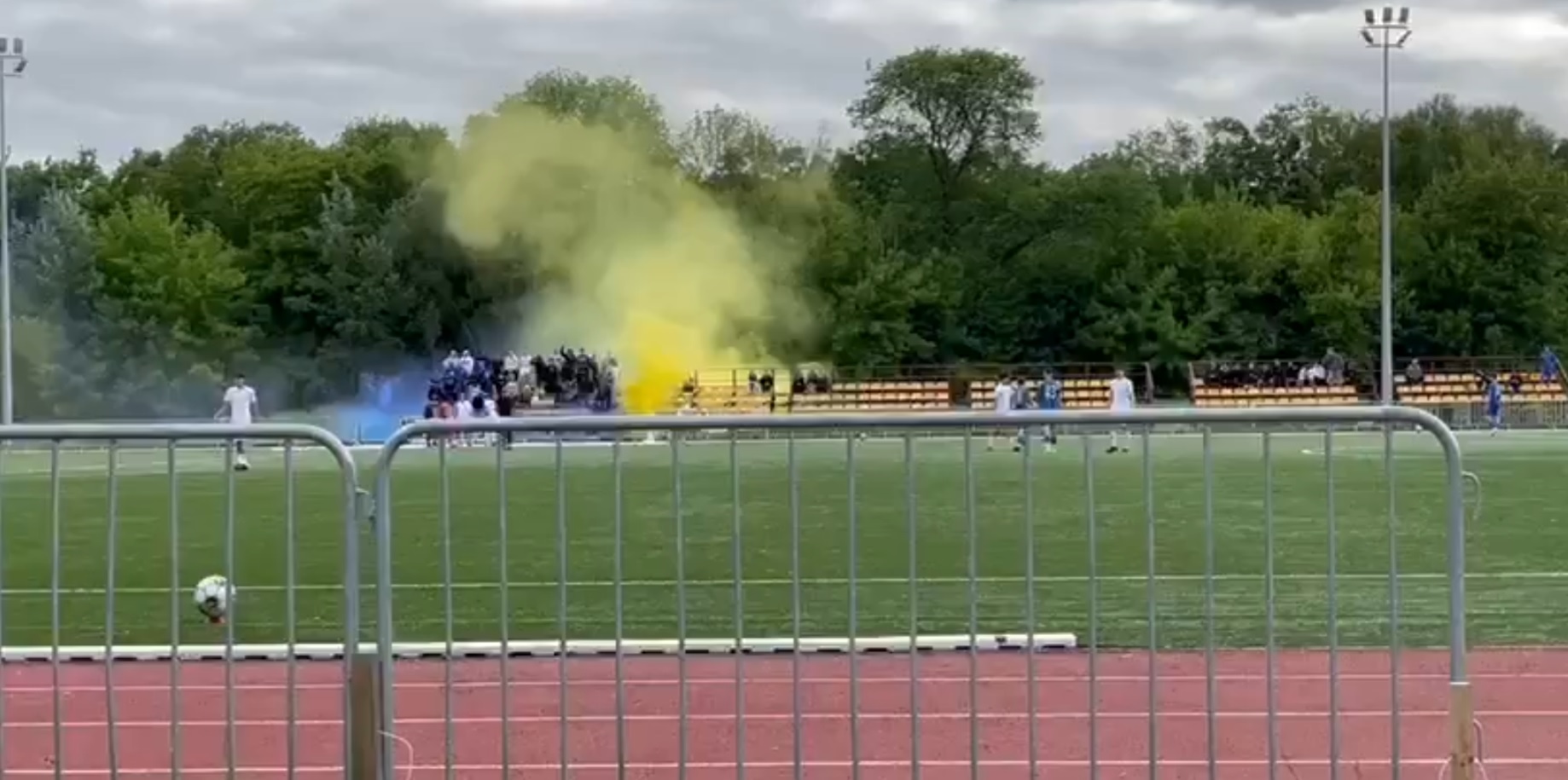 Media: Włamanie do szatni, kradzież koszulek i wulgarne przyśpiewki. Skandal w Poznaniu [WIDEO]