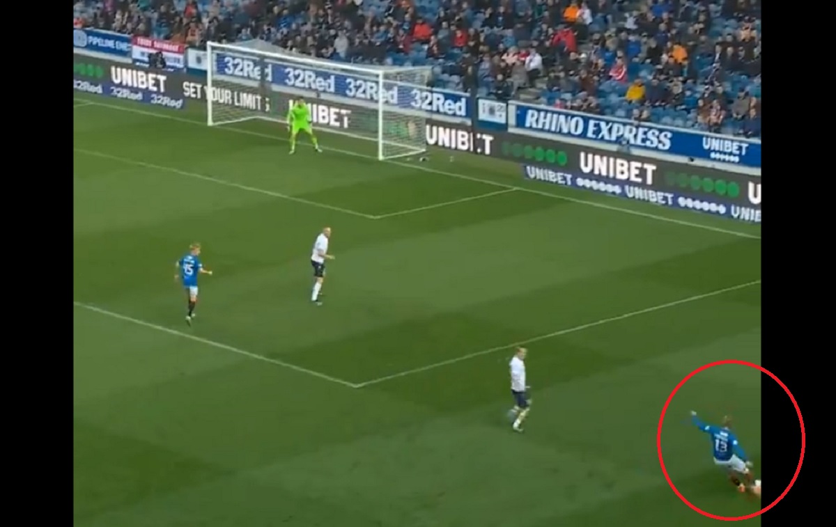 "Podkręcił to jak Beckham". Kosmiczne uderzenie z trudnej pozycji [WIDEO]