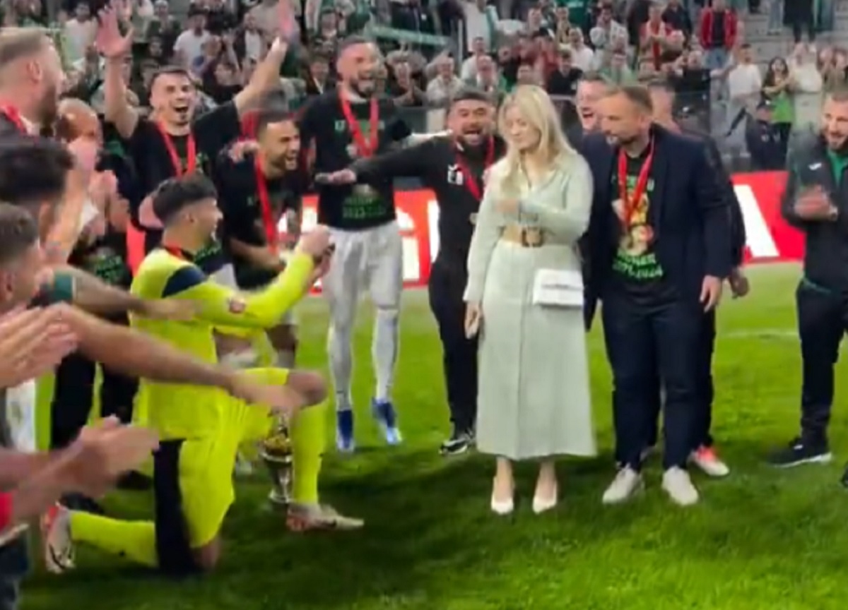 Zdobył puchar i oświadczył się na boisku. Niecodzienne sceny po finale [WIDEO]