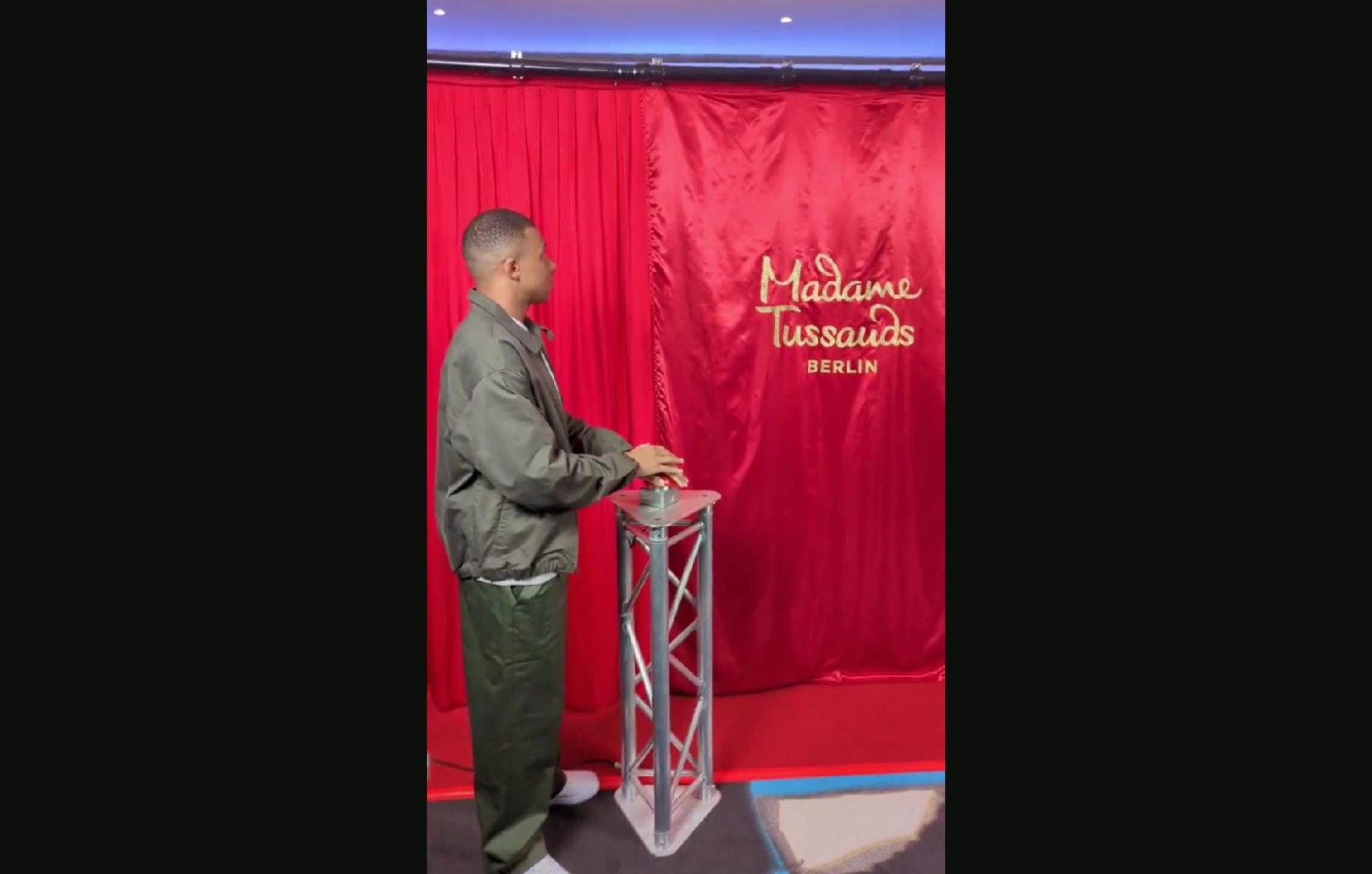 Mbappe odsłonił własną statuę. "Bardziej Kylianowa ode mnie!" [WIDEO]