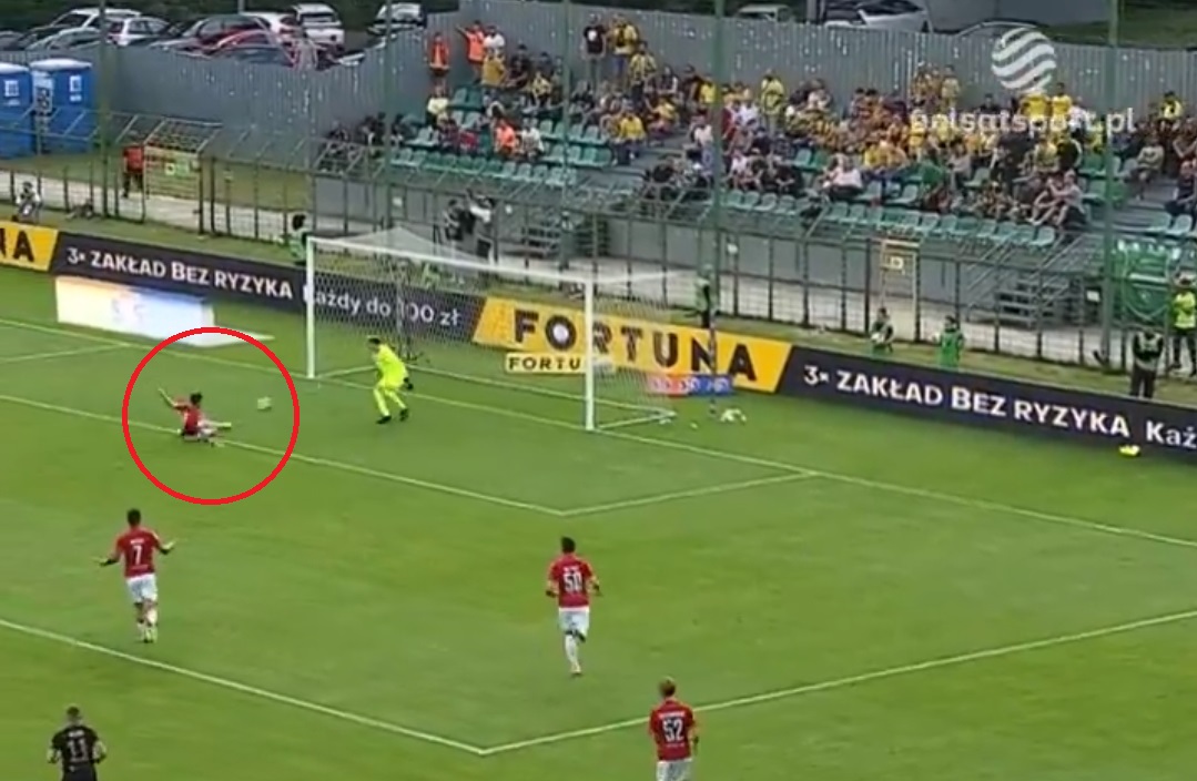 Katastrofa piłkarza Wisły! O rany, co za samobój [WIDEO]