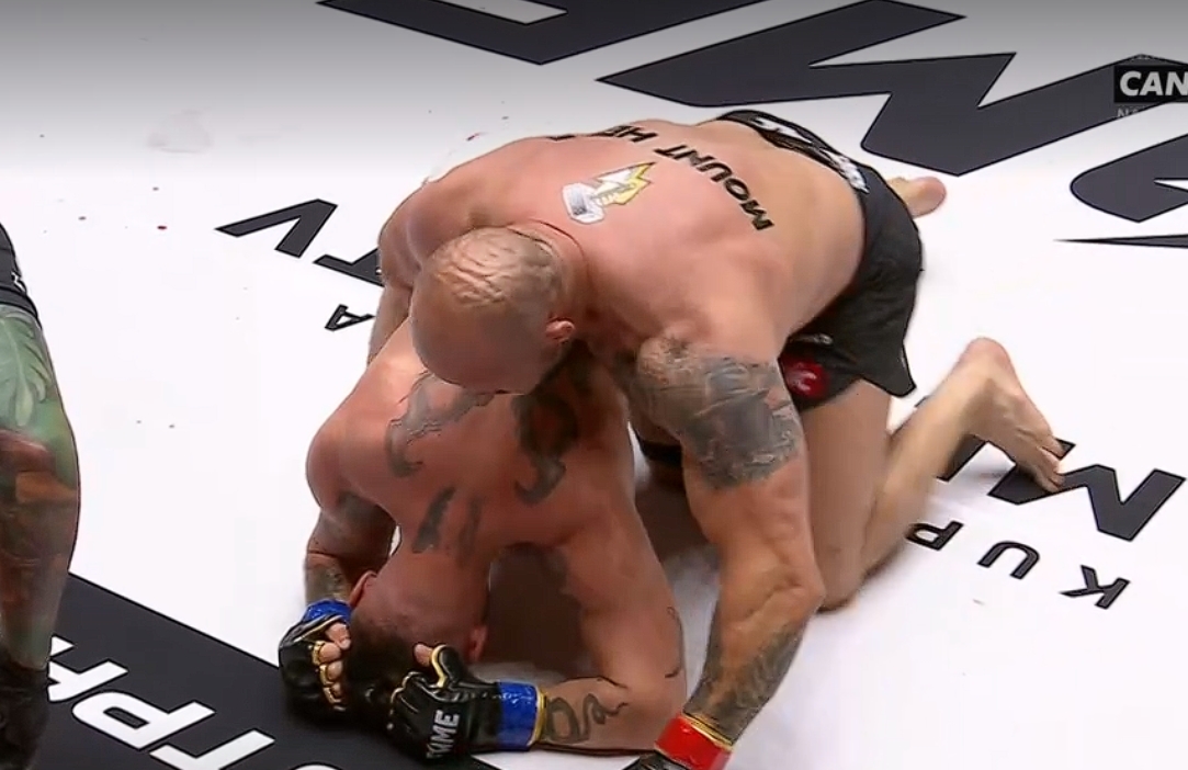 Znany aktor błysnął na Fame MMA! Ekspresowy koniec walki [WIDEO]