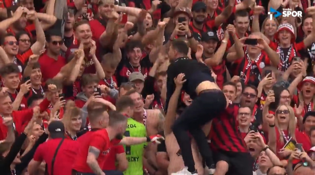 Kibice porwali Alonso. Sceny po sukcesie Bayeru [WIDEO]