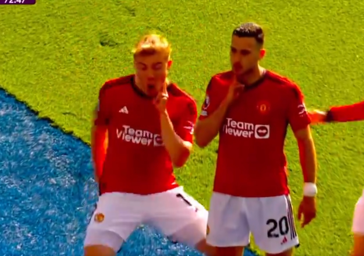 Manchester United skarcił zespół Polaka. Co za końcówka! [WIDEO]