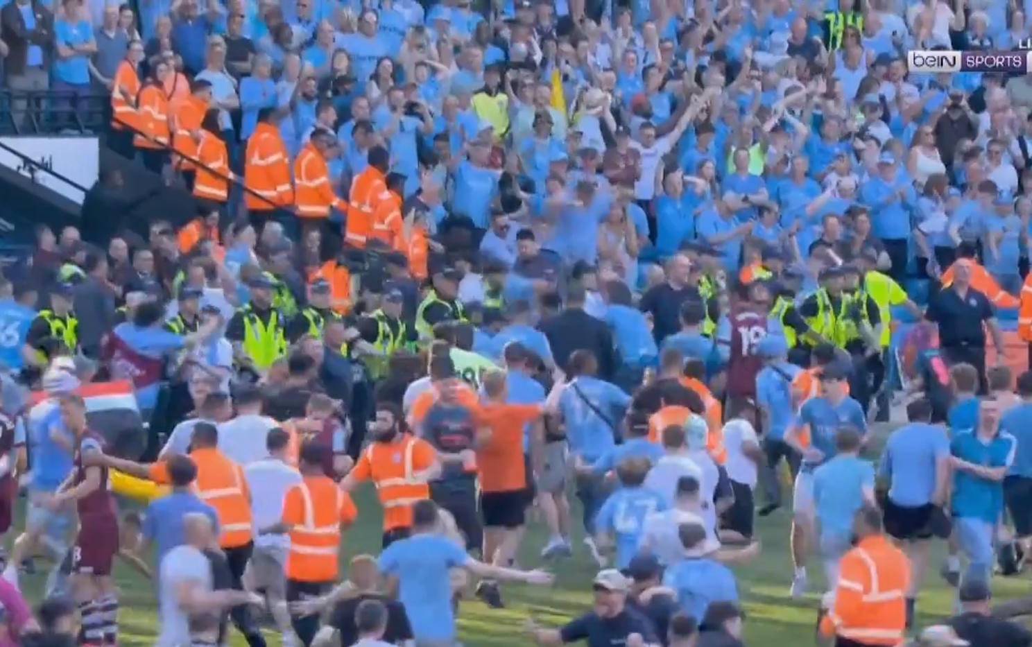 Szaleństwo na Etihad. Kibice masowo wpadli na murawę [WIDEO]