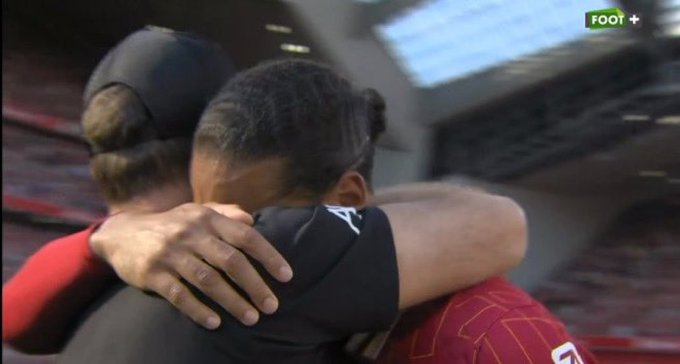 Klopp i Van Dijk zalali się łzami. Wzruszające obrazki na Anfield [WIDEO]