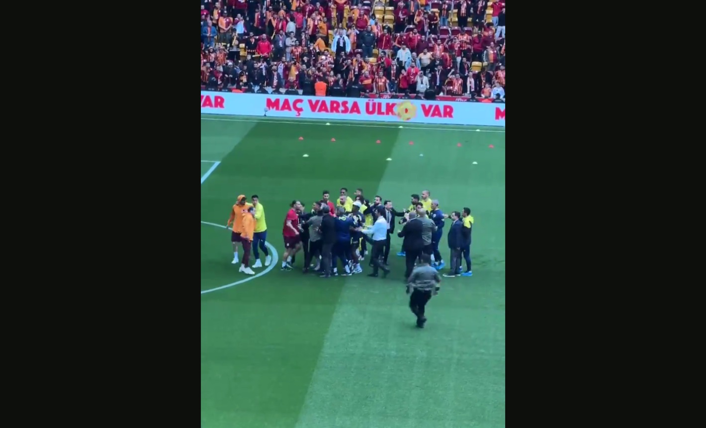 Kolosalna zadyma przed hitem. Wystarczył jeden gest [WIDEO]