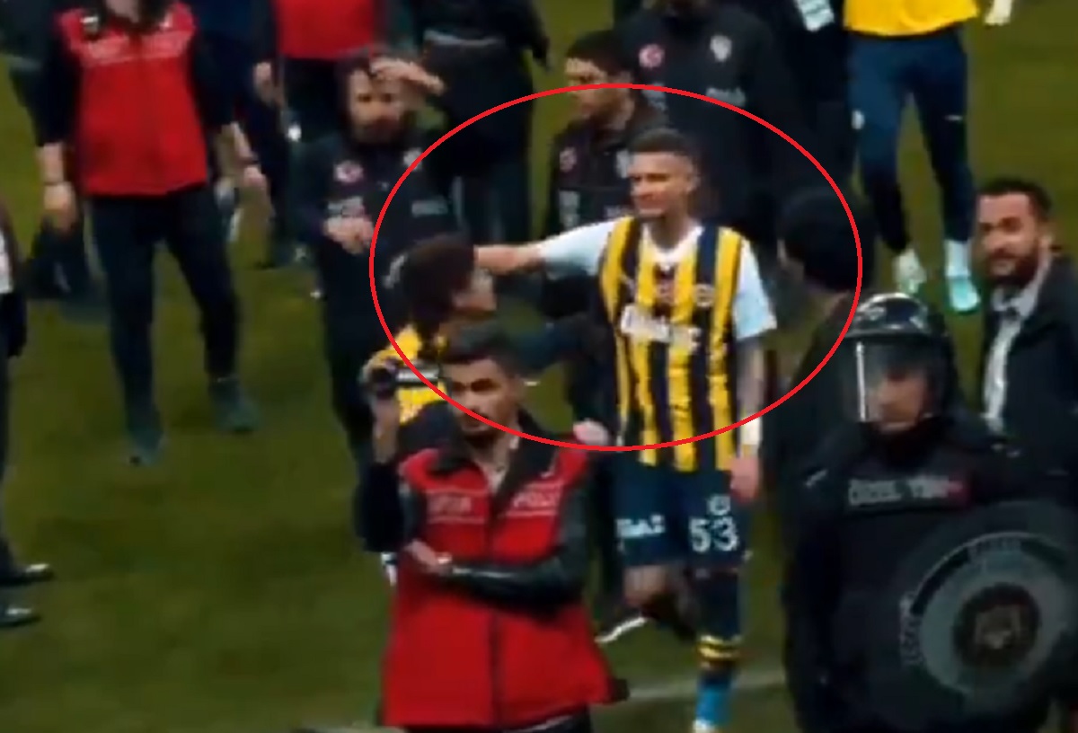 Piękny gest Szymańskiego. Tak chronił fankę [WIDEO]