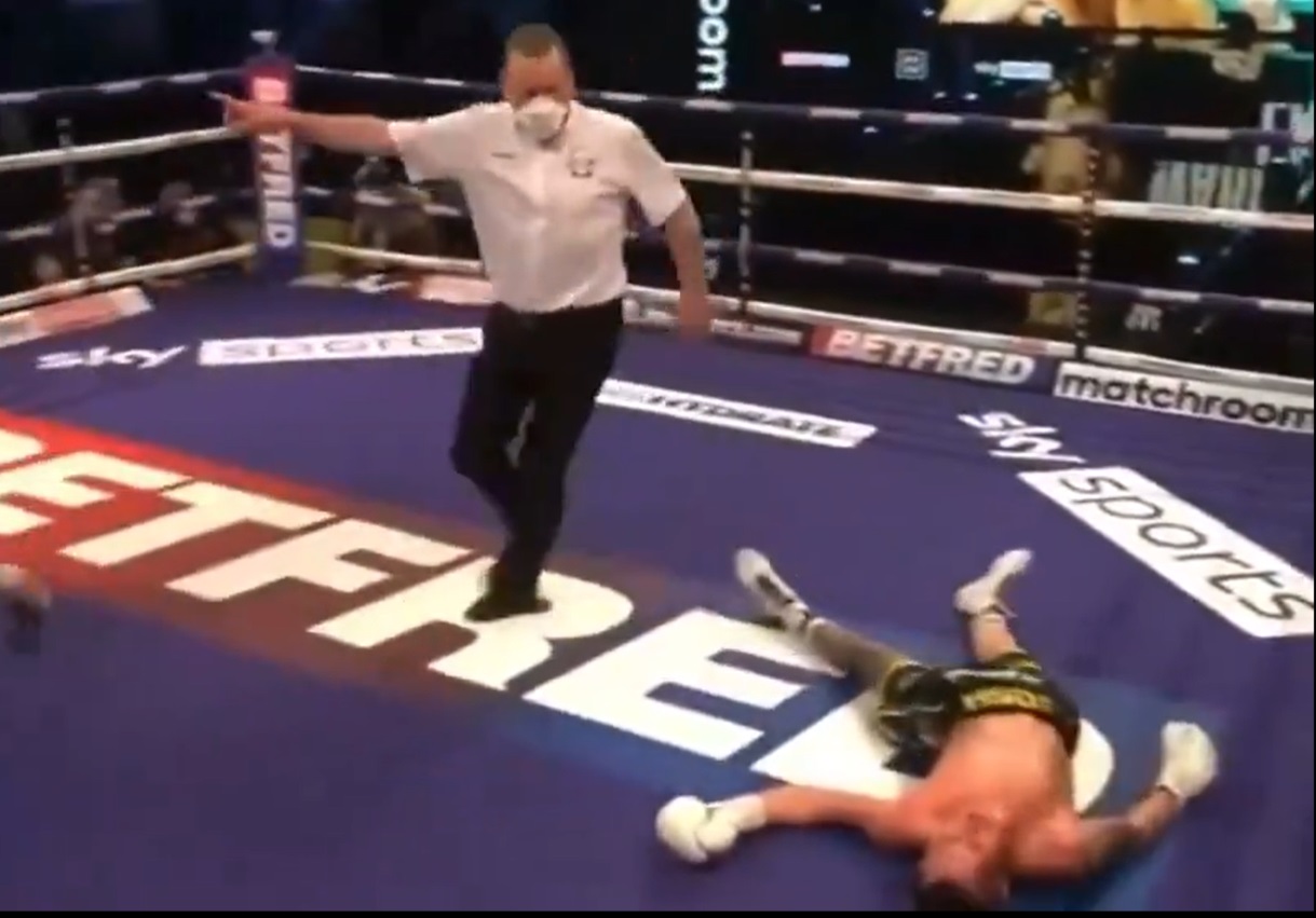 Piekielny nokaut pięściarza. Rywal skończył połamany [WIDEO]