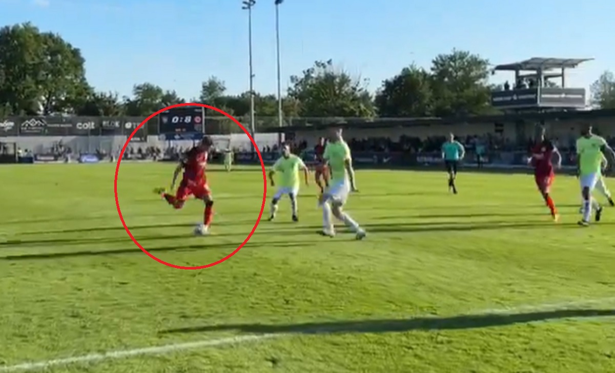 Bramkarz Bundesligi zagrał z "10" na plecach. Strzelił dwa gole [WIDEO]