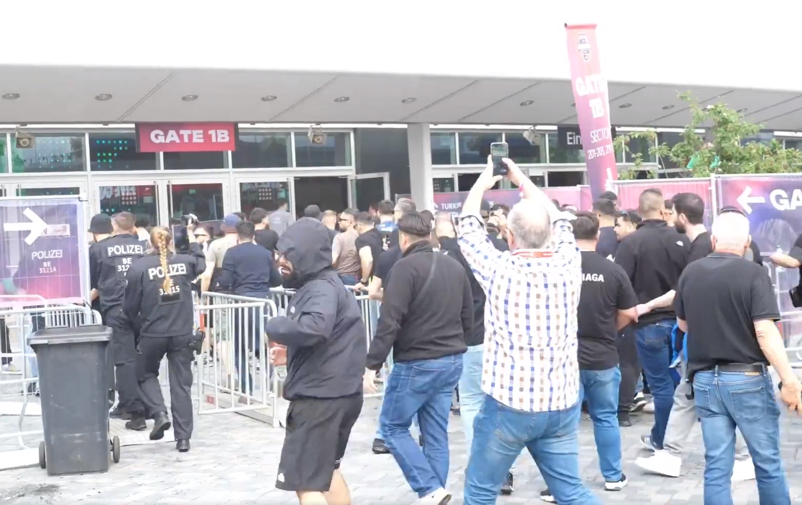 Ostra bójka kibiców znanych klubów. Fanom puściły nerwy [WIDEO]