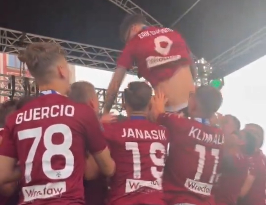 Exposito noszony na rękach. Feta we Wrocławiu po wicemistrzostwie [WIDEO]
