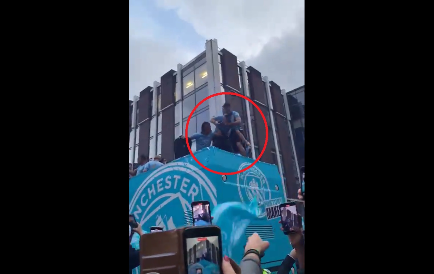 Grealish znów zabalował. Musiał ratować go kolega [WIDEO]