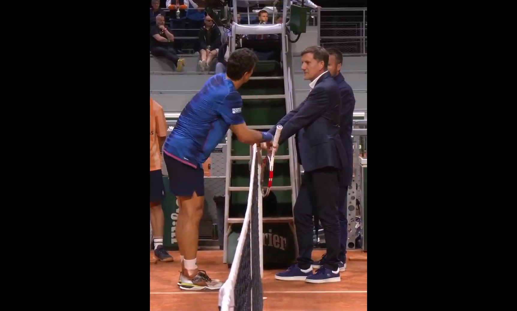 Tenisista uderzył fankę. Skandal na French Open [WIDEO]