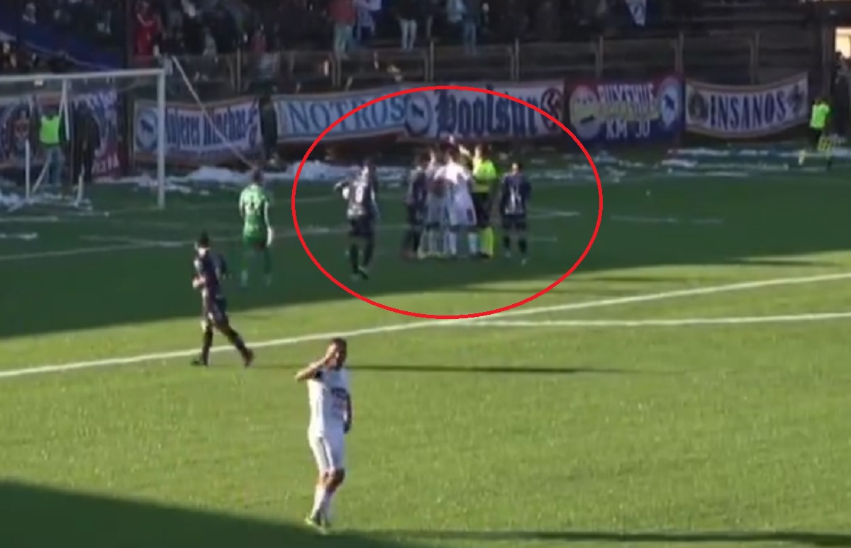 Piłkarskie jaja. Sędzia podyktował za to rzut karny [WIDEO]