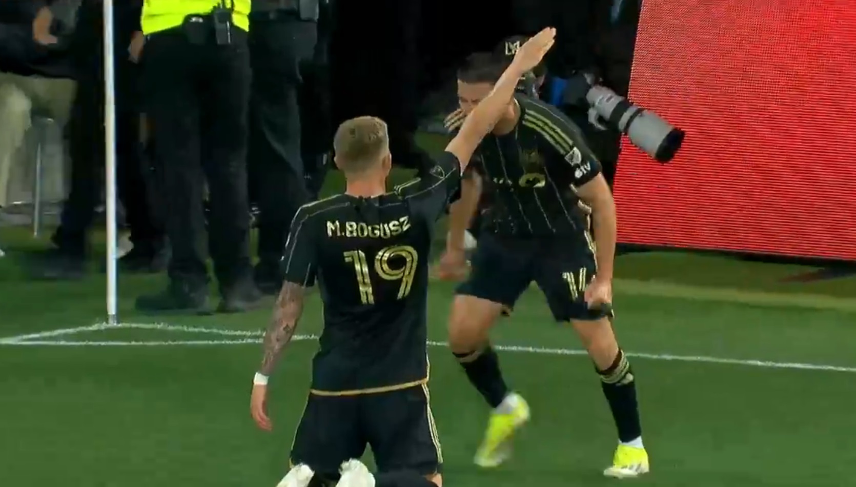 Kapitalny gol Polaka! Huknął jak z armaty [WIDEO]
