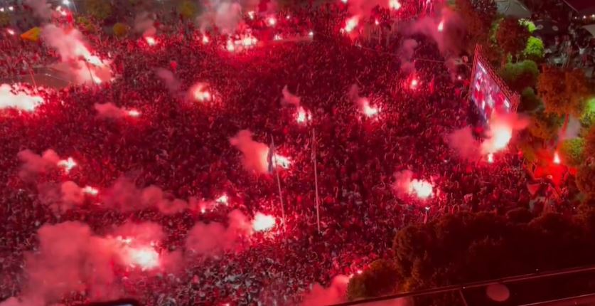 Szalone sceny w Grecji. Kibice podpalili Pireus. "Największa sensacja" [WIDEO]