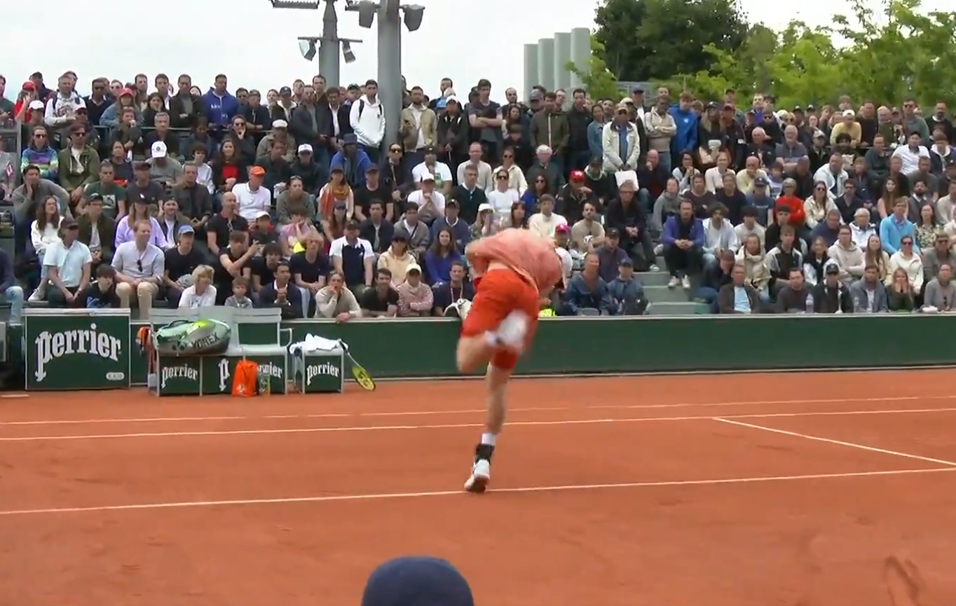Bolesne sceny na Roland Garros. Ustrzelił go prosto w twarz [WIDEO]