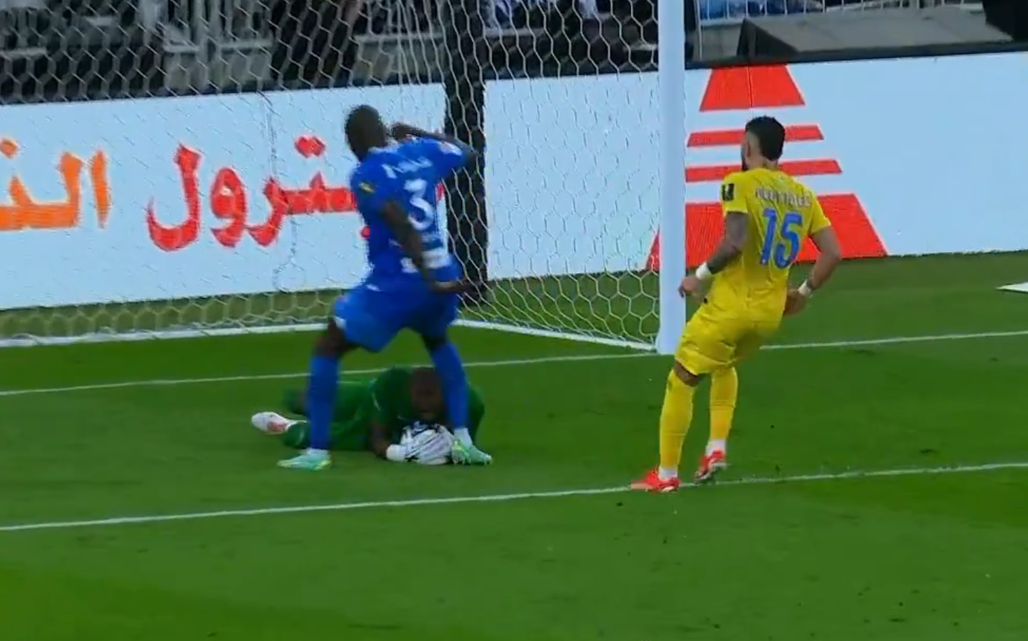 Trzy czerwone kartki! Polowanie na kości w meczu Ronaldo [WIDEO]