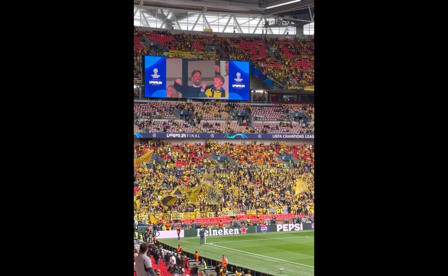 Mourinho i Klopp na Wembley. Wymowna reakcja kibiców [WIDEO]