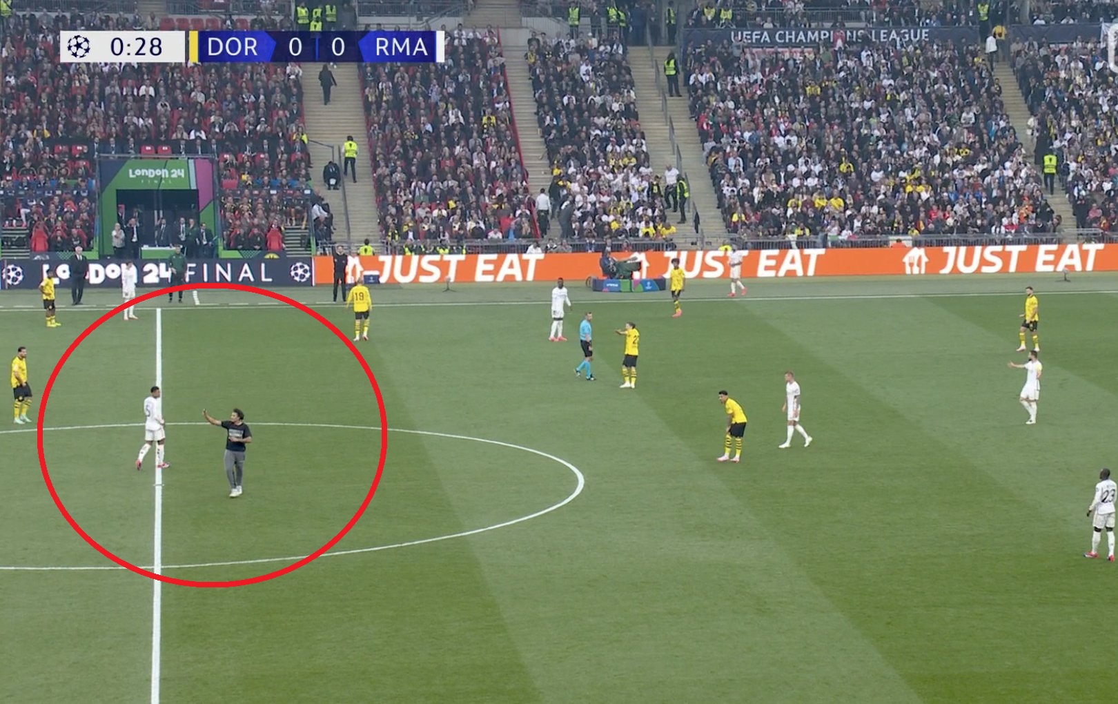 Finał Ligi Mistrzów od razu przerwany! Mogło być tragicznie... [WIDEO]